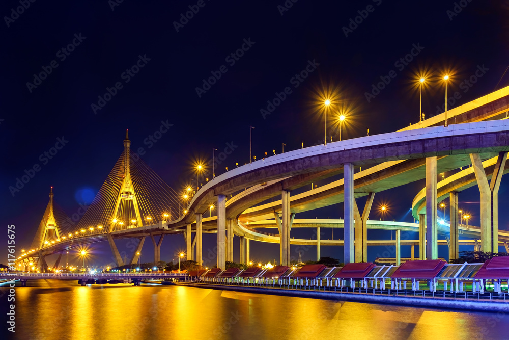 Obraz premium Thai bridge / Night light traffic at Bhumibol bridge, Bangkok, Thailand.