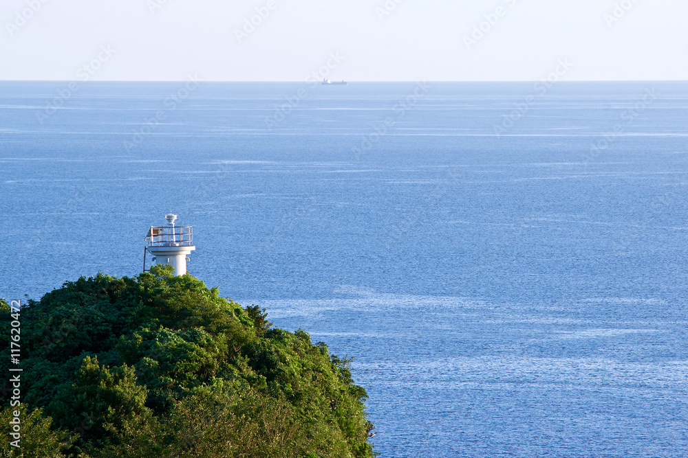 岬の白い灯台-十三仏崎