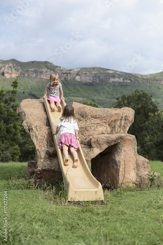 Zwei Mädchen, Schwestern, spielen an einer Kinderrutsche, KwaZulu Natal, Südafrika photo