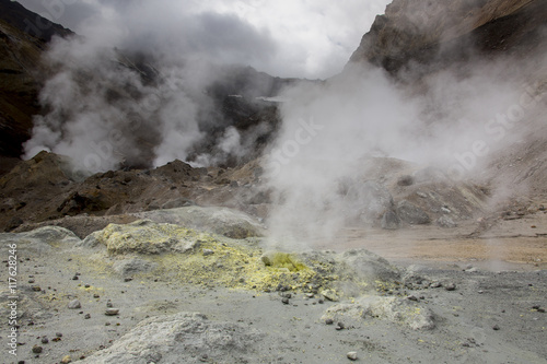 Schwefeldampf über vulkanischer Fumerole