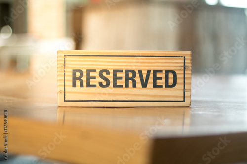 Bilde på lerret reserved sign made from wooden plate in restaurant