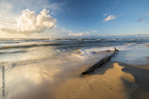 Piękny,dynamiczny pejzaż morski,wieczorna burza,fale wlewające się na plażę