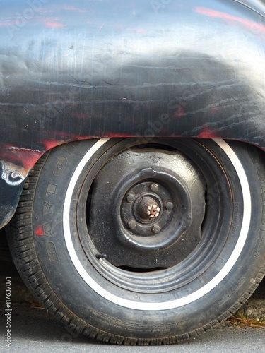 Verbeulter und zerkratzter Kotflügel eines amerikanischen Coupé der Fünfzigerjahre im Rat Style oder Rat Look beim Oldtimertreffen Golden Oldies in Wettenberg Krofdorf-Gleiberg bei Gießen in Hessen photo