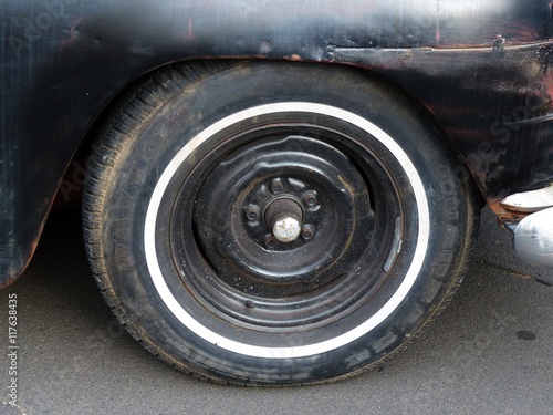 Reifen mit Stahlfelge und Radzierring des amerikanischen Coupé der Fünfzigerjahre im Rat Style oder Rat Look beim Oldtimertreffen Golden Oldies in Wettenberg Krofdorf-Gleiberg bei Gießen in Hessen photo