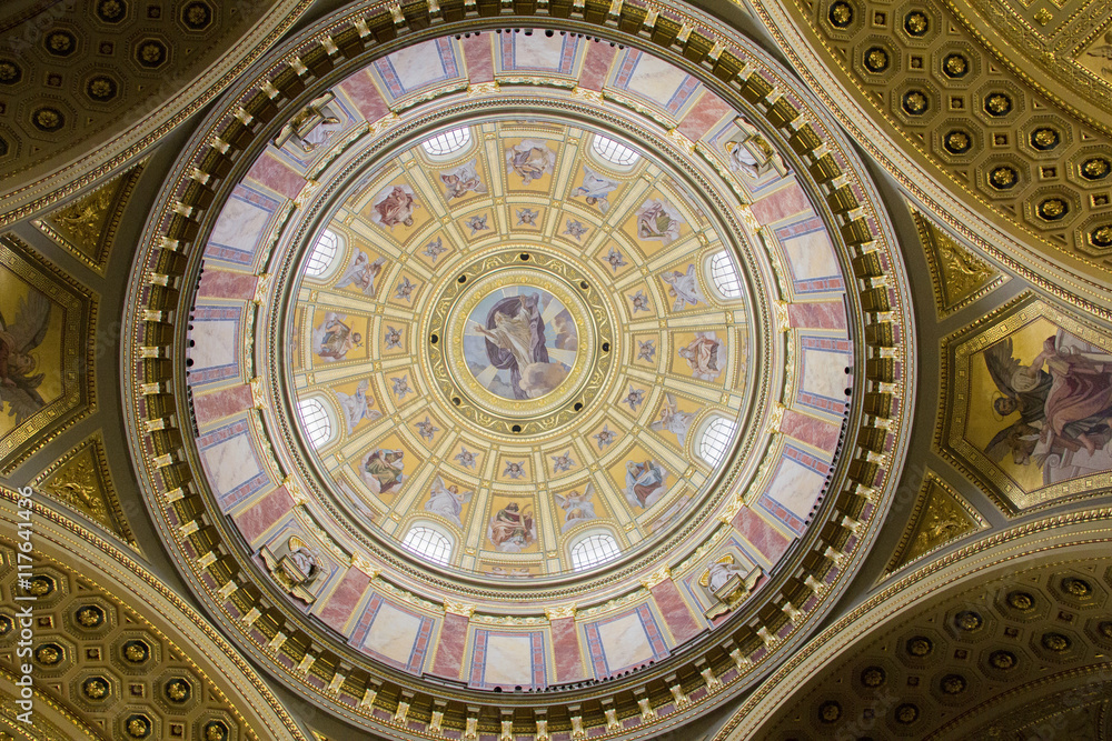 Obraz premium Inside St. Stephen Basilica in Budapest