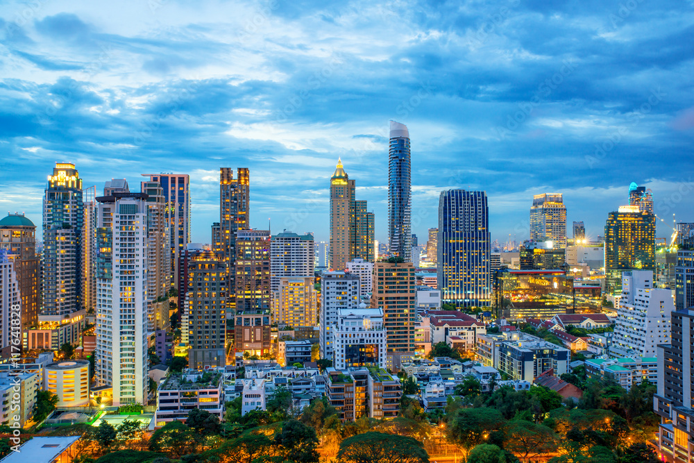 Naklejka premium Wieżowce w Bangkoku i panoramę Bangkoku w nocy w Bangkoku
