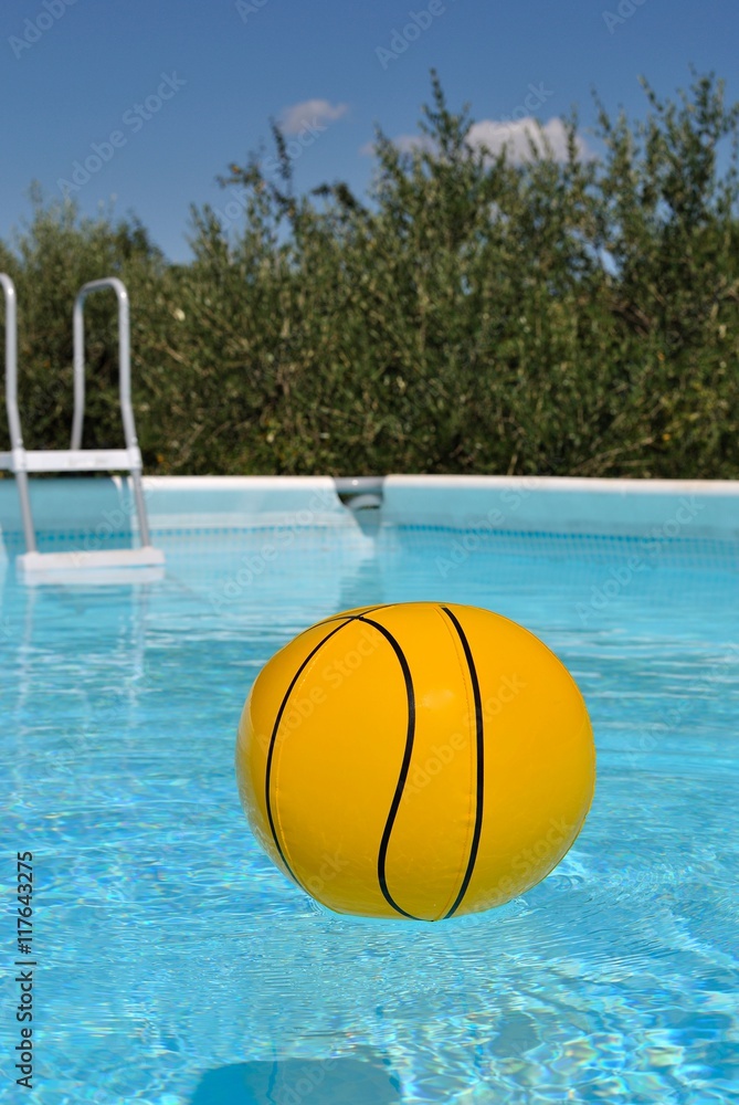 Pallone che galleggia sull'acqua della piscina