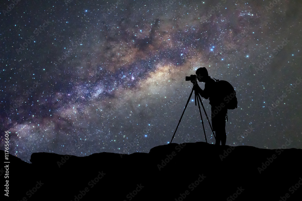 Naklejka premium sylwetka człowieka fotografia zrób zdjęcie galaktyki Drogi Mlecznej