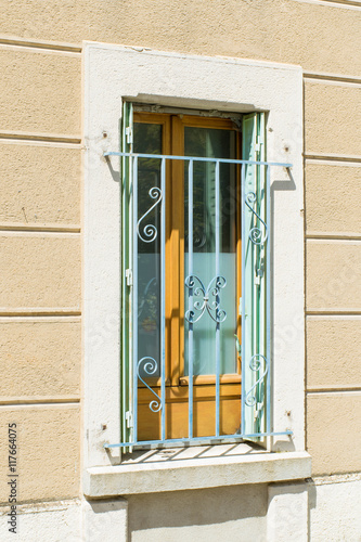 Fenêtre Orange barreau bleu
