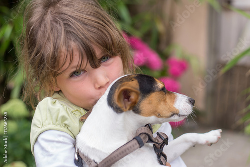 jeune fille et son chuot photo