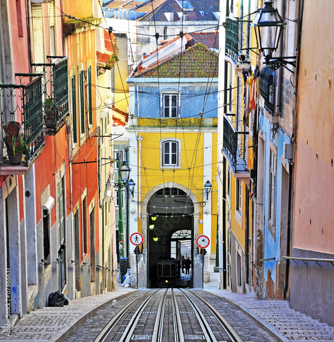 The road of the Bica funicular