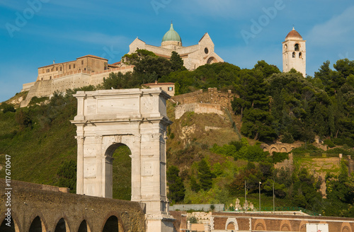 Φωτογραφία Veduta panoramica del duomo di Ancona dal porto vecchio