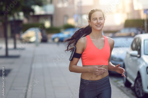 Schlanke junge Frau beim Jogging © Lars Zahner