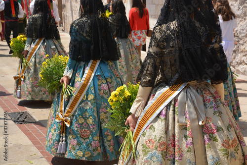 desfile con el traje regional