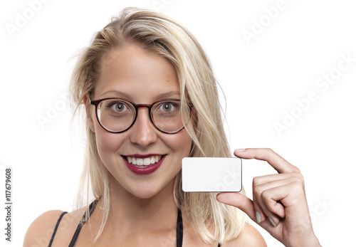 Jeune Femme avec carte de fidélité