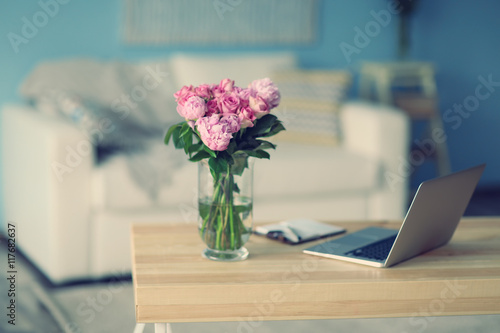 Beautiful pink bouquet on t...