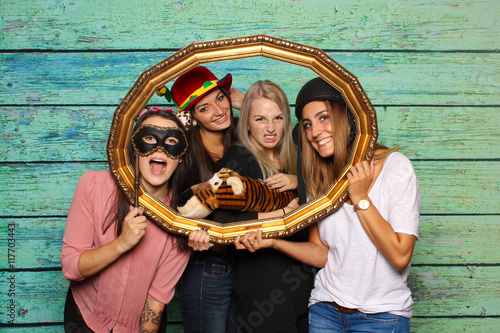 Junge Frauen schauen durch einen Bilderrahmen - Fotobox Party 