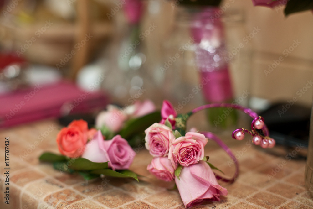 Obraz premium Rose bracelets and boutonnieres lie on the kitchen table