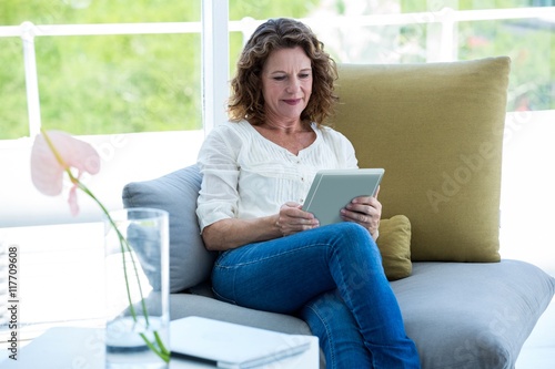 Free Download Mature woman using tablet - GFXLoad