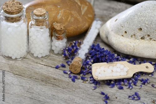 Globuli mit Lavendel und Holzlöffel