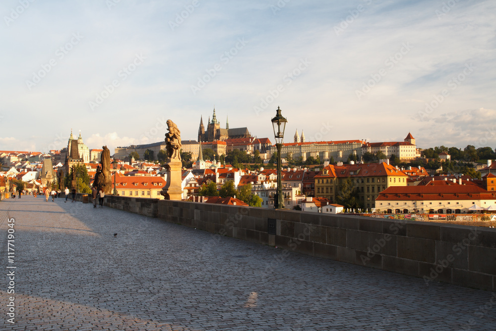 Obraz premium A view of the Prague Castle with Charles Bridge in the early morning. 