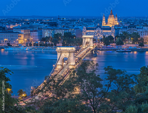 The famous Chain Bridge at night in Budapest, Hungary © Horváth Botond