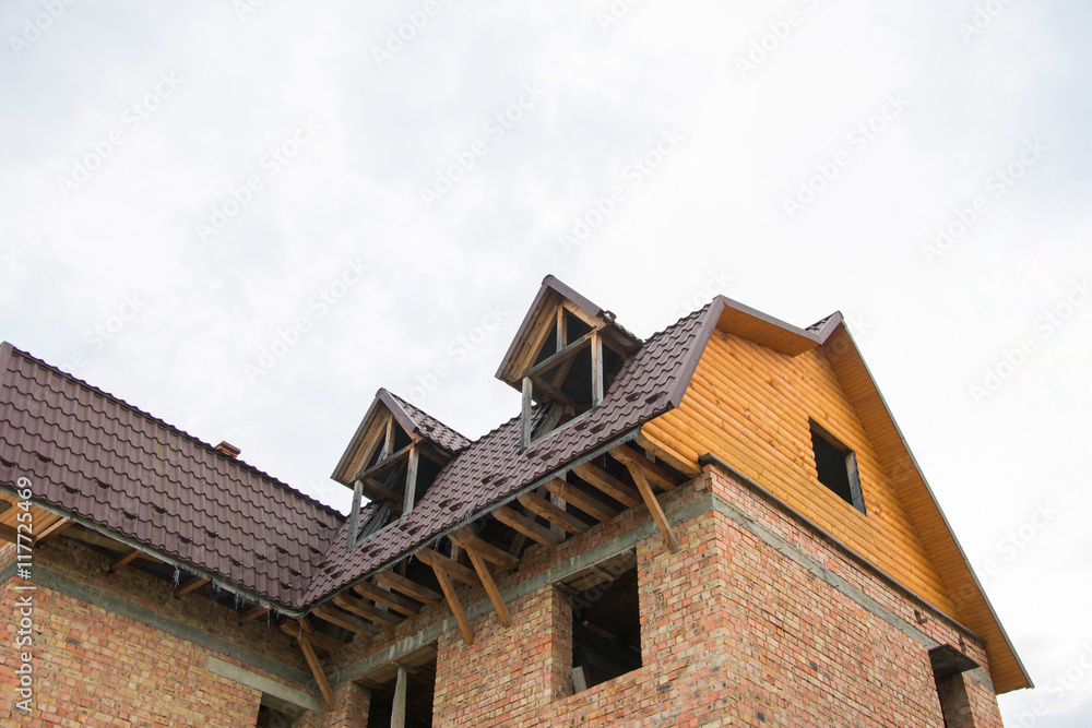 Metallic roof with attic