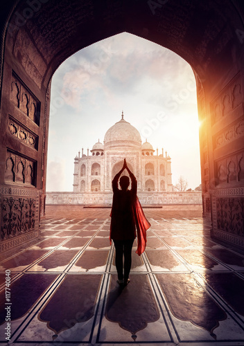 Obraz na plátně Woman pray in Taj Mahal