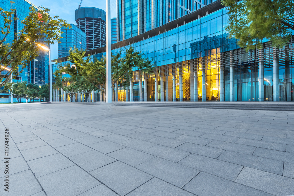 Fototapeta premium empty brick floor with cityscape and skyline