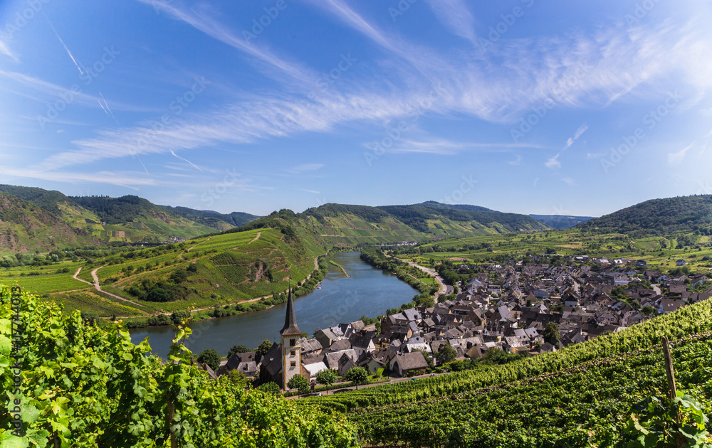 Naklejka premium Blick auf Bremm an der Mosel mit Moselschleife