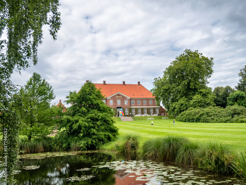 Obraz premium Hindsgavl Castle main building seen from the park