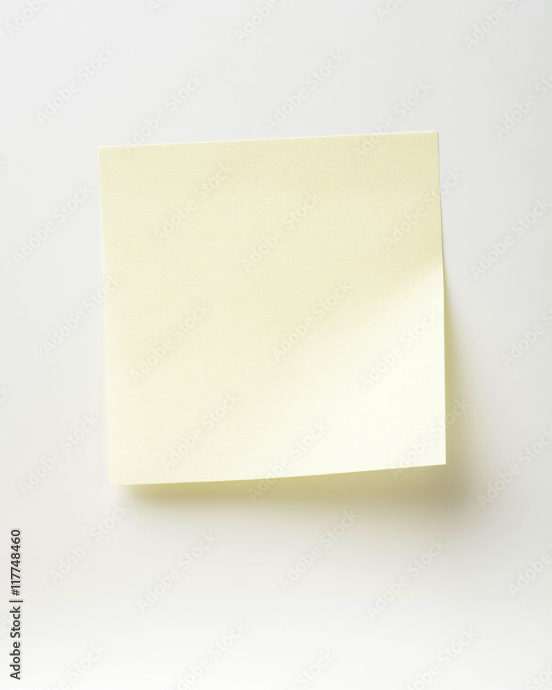 Notas adhesivas o post it clavada con marcador Notas adhesivas o post it clavada con marcador