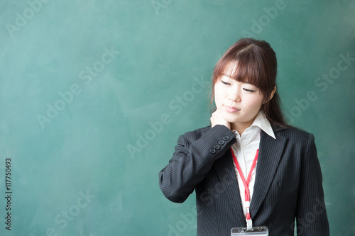 女性教師・黒板