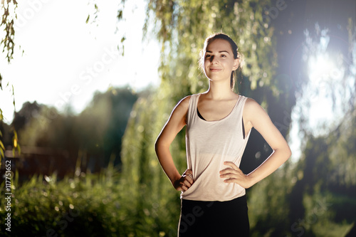 Athletic woman ready to run © NDABCREATIVITY