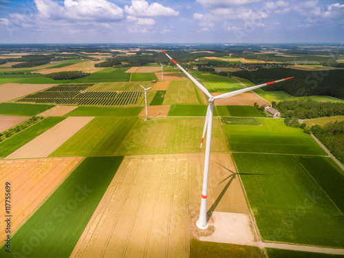 Luftaufnahme von einer Agrarlandschaft und einem Windrad © Photobookroom