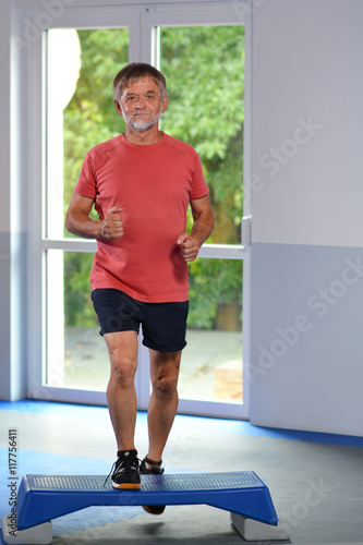 Fotografie Rentner mit Steppbrett