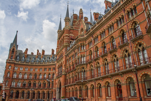 Fototapet The curved facade of The St Pancras Renaissance Hotel in London showing the grand, Gothic architectural detail
