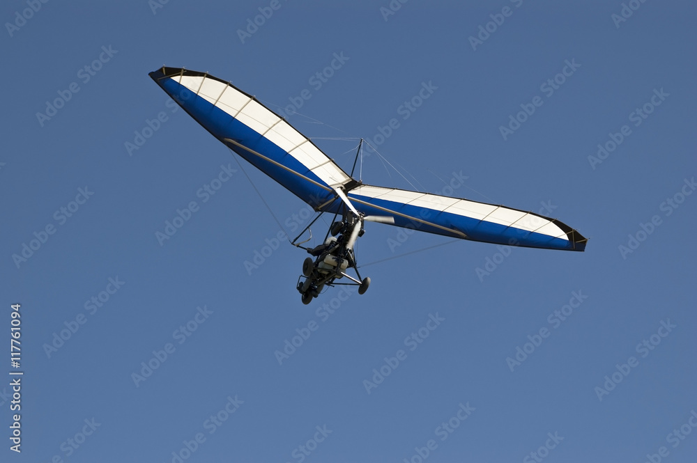 Fototapeta premium Дельталёт в голубом небе