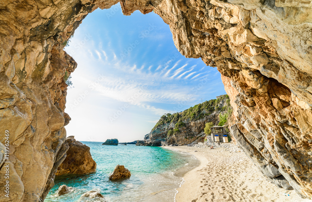 Fototapeta premium Piękny widok na plażę morską w Korfu, Pelion, Mylopotamos, w sezonie letnim Grecja
