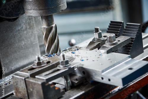 Foto industrial metalworking cutting process by milling cutter