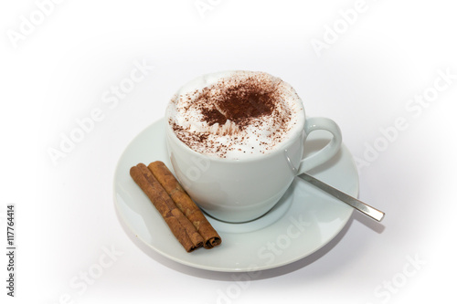 Cappuccino Tasse mit Milchschaum und Schokoladenpulver