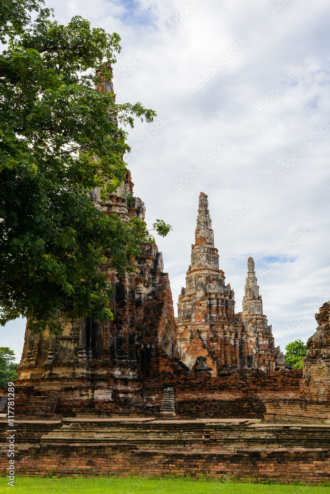 Obraz premium Majestic ruins of 1629 Wat Chai Watthanaram built by King Prasat
