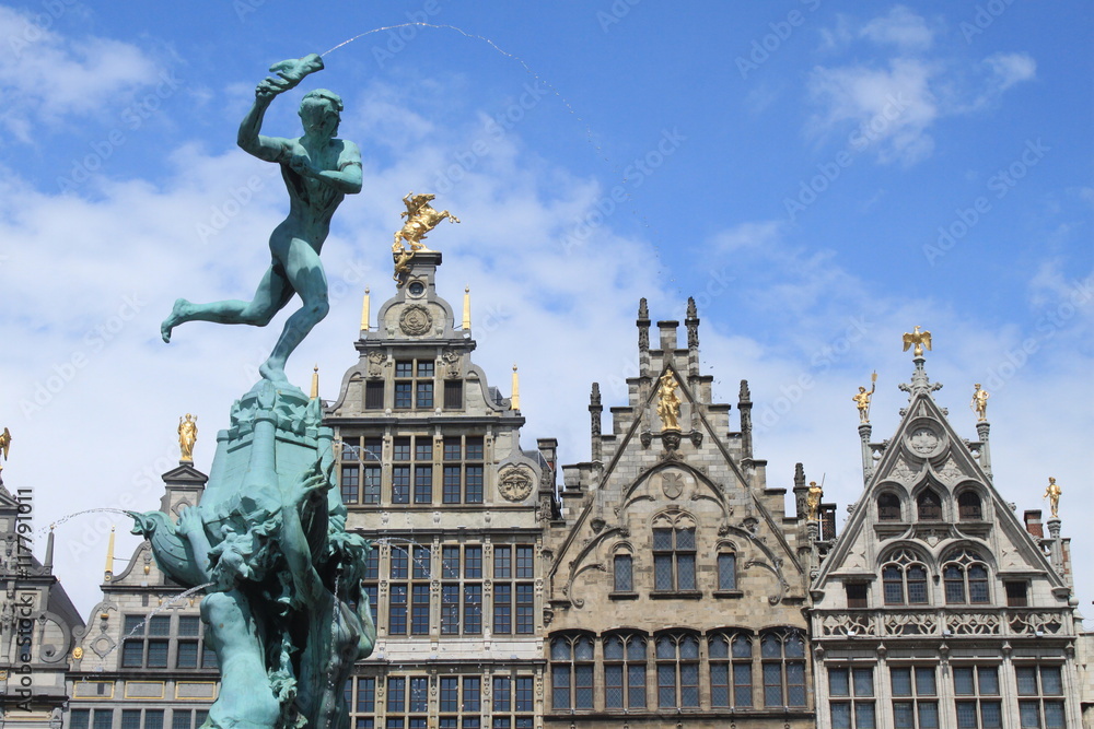 Antwerpener Pracht / Brabobrunnen vor den Giebeln der Zunfthäuser auf dem Grote Markt in Antwerpen
