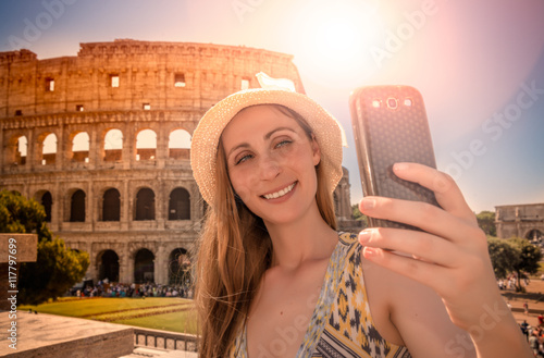 Frau macht ein Foto von sich in Rom
