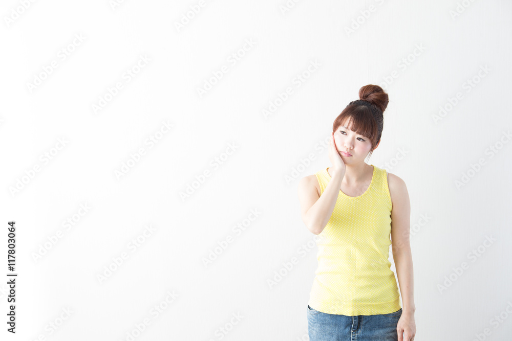 ノースリーブの女性・白壁 ノースリーブの女性・白壁