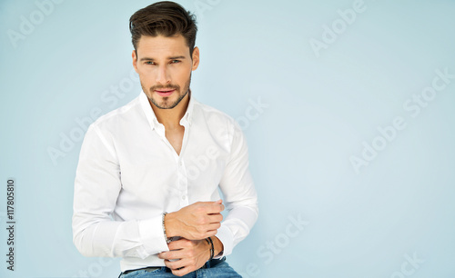 Quadro su tela Portrait of handsome male model in white shirt