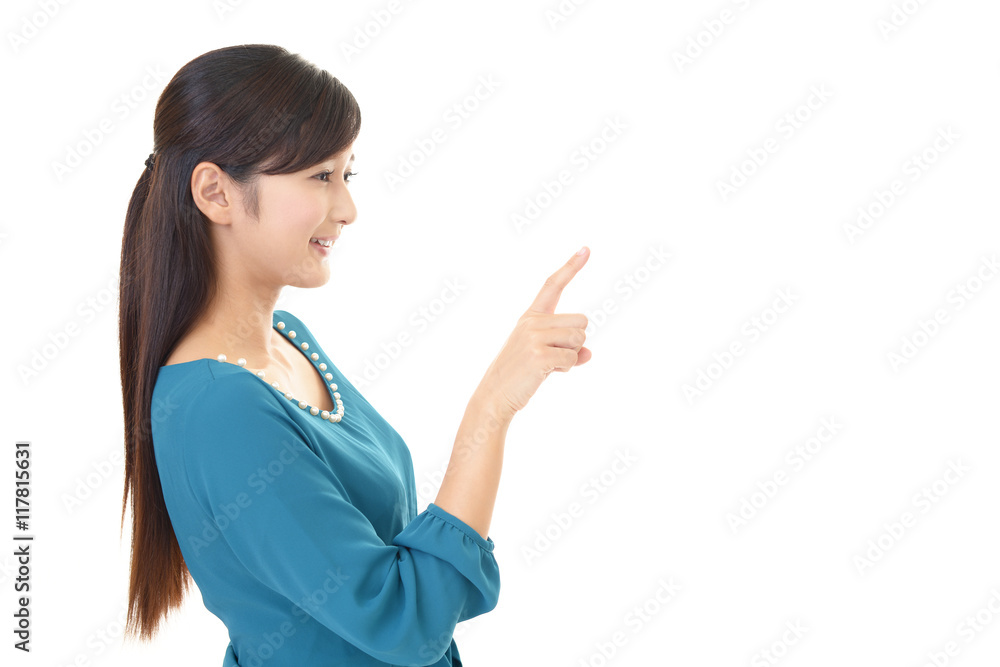 指示する笑顔の女性 指示する笑顔の女性