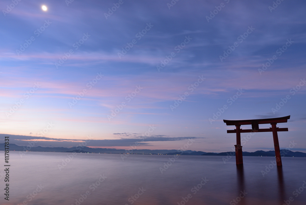 湖上の鳥居