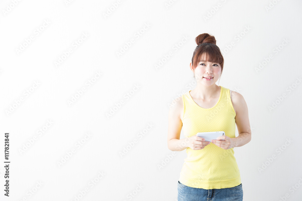 ノースリーブの女性・白壁 ノースリーブの女性・白壁