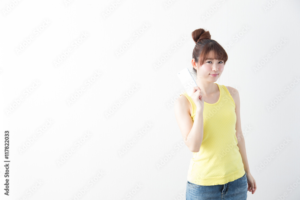 ノースリーブの女性・白壁 ノースリーブの女性・白壁